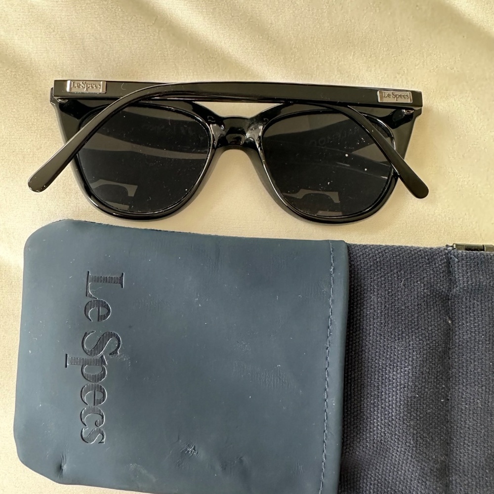 Le Specs Black Women’s Sunglasses with Case - Picture 2 of 3